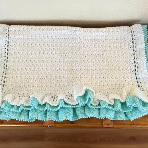 Handmade Green/White Unisex Crocheted Thick Double Ruffle Baby/Crib Blanket - Picture 2 of 9